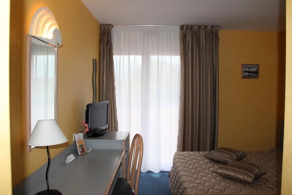 Au Relais De L'Oust Hotel Lanouée Екстериор снимка